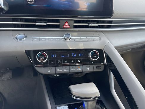 Used 2025 Hyundai Elantra SEL image 16