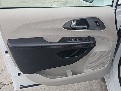 Used 2022 Chrysler Pacifica Touring-L image 12