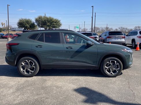 Used 2025 Chevrolet Trax LT image 4