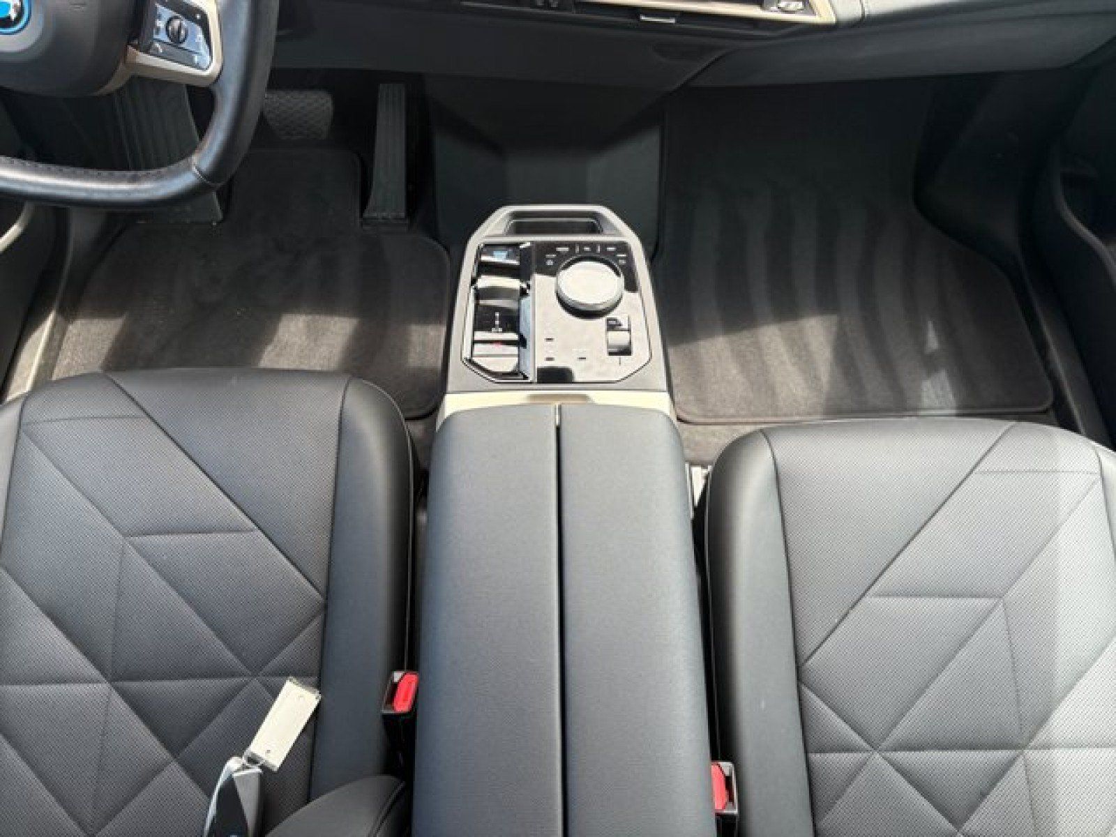 Used 2024 BMW iX xDrive50 w/ Sport Package AWD/4WD image 14