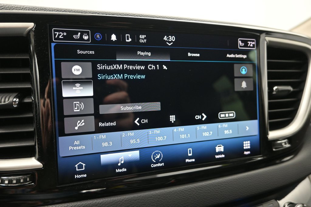 Used 2023 Chrysler Pacifica Touring-L FWD image 17