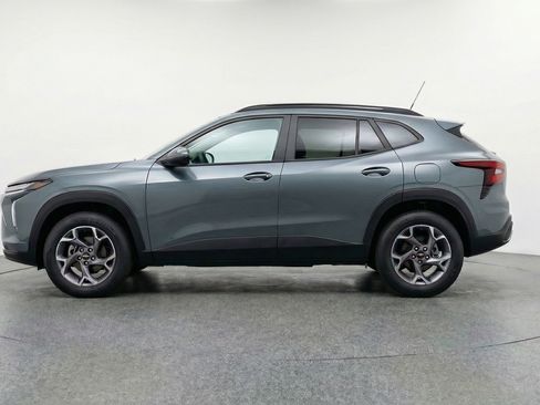 Used 2025 Chevrolet Trax LT FWD image 5