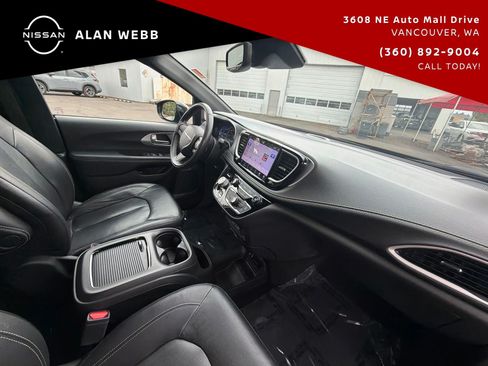 Used 2022 Chrysler Pacifica Touring-L w/ Uconnect Theater Family Group FWD image 22
