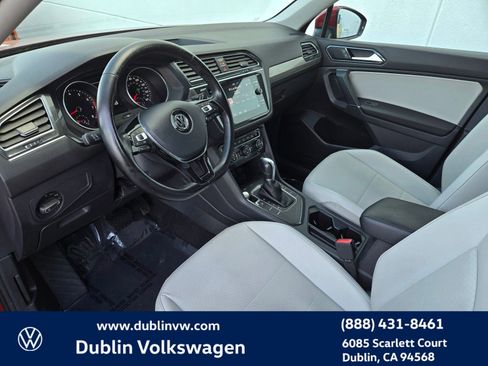Used 2018 Volkswagen Tiguan SE w/ Panoramic Sunroof Package image 9