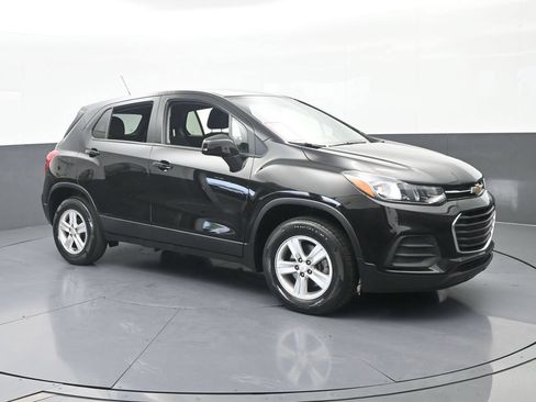 Used 2022 Chevrolet Trax LS w/ Tint and Cruise Package AWD/4WD image 8