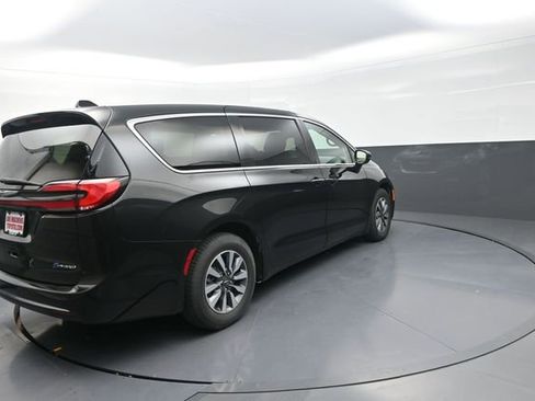 Used 2024 Chrysler Pacifica Limited FWD image 2