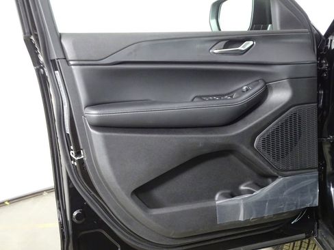 New 2025 Jeep Grand Cherokee L Laredo image 17