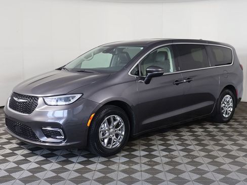 Used 2023 Chrysler Pacifica Touring-L FWD image 8