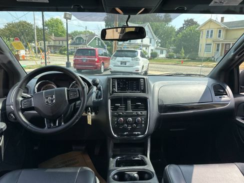 Used 2017 Dodge Grand Caravan SXT w/ Blacktop Package FWD image 13