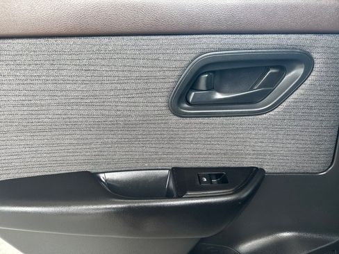 Used 2023 Nissan Rogue S FWD image 6