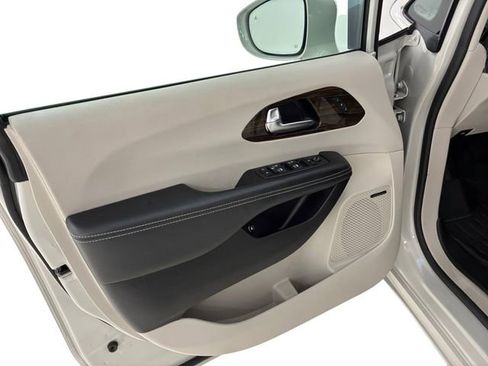 Used 2021 Chrysler Pacifica Limited w/ Premium & Safety Sphere Group FWD image 13