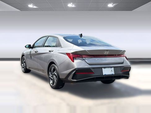 Used 2025 Hyundai Elantra SEL FWD image 3