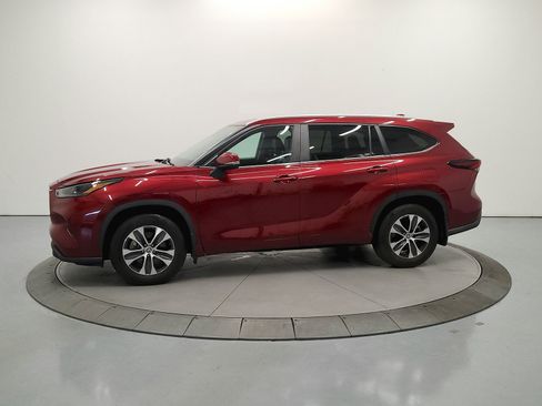 Used 2024 Toyota Highlander XLE FWD image 5