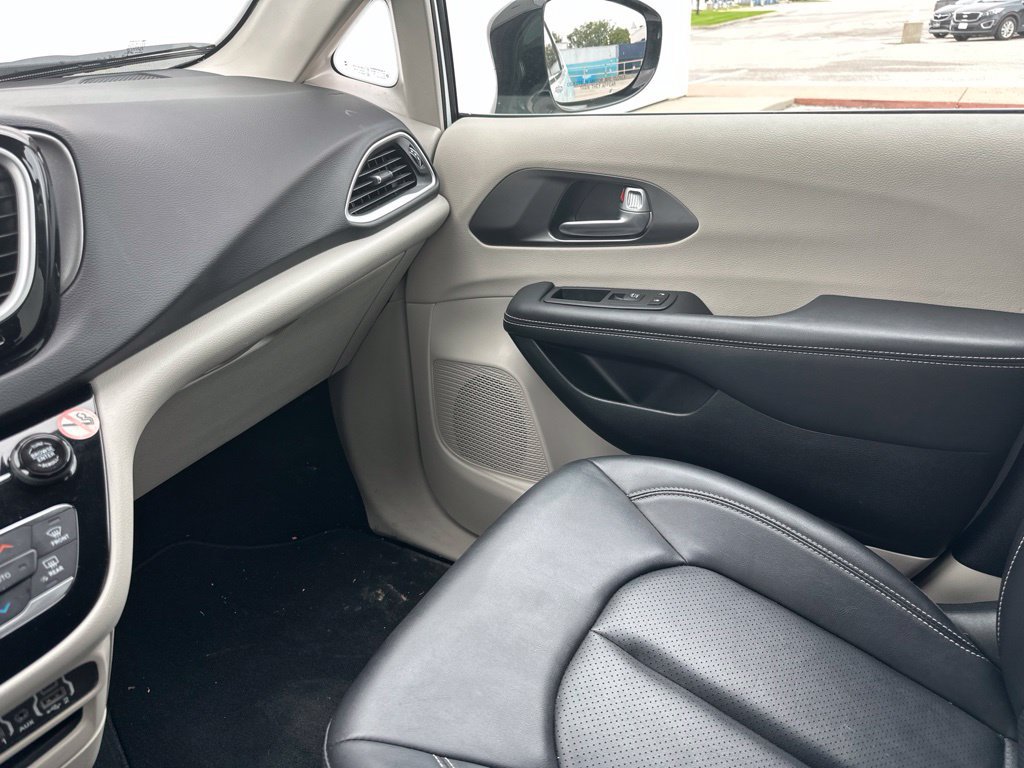 Used 2024 Chrysler Pacifica Touring-L FWD image 41