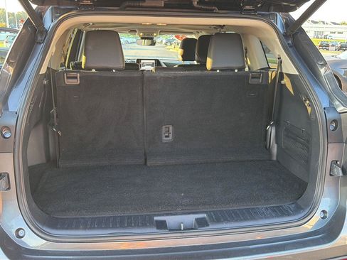 Used 2022 Toyota Highlander XLE FWD image 34