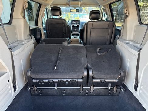 Used 2013 Chrysler Town & Country Touring FWD image 17