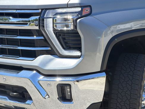 Used 2025 Chevrolet Silverado 2500 LTZ w/ LTZ Premium Package AWD/4WD image 8