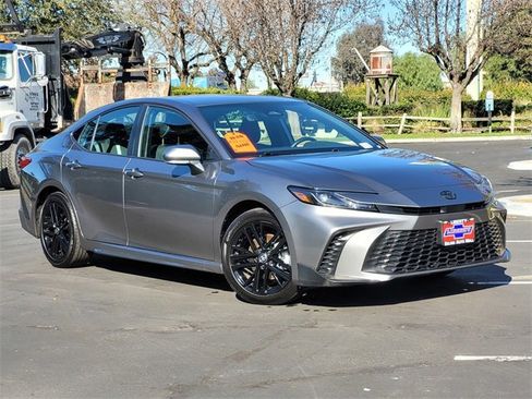 Used 2025 Toyota Camry SE image 2