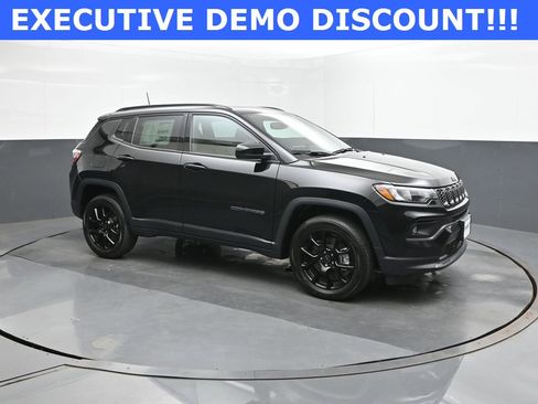 New 2025 Jeep Compass Latitude w/ Sun & Sound Group image 17
