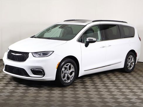 Used 2023 Chrysler Pacifica Limited image 12