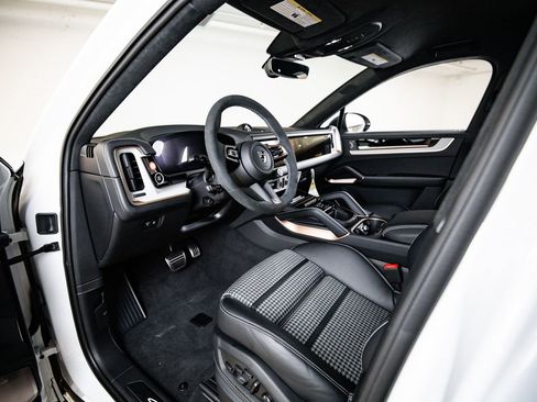New 2026 Porsche Cayenne Turbo AWD/4WD image 4