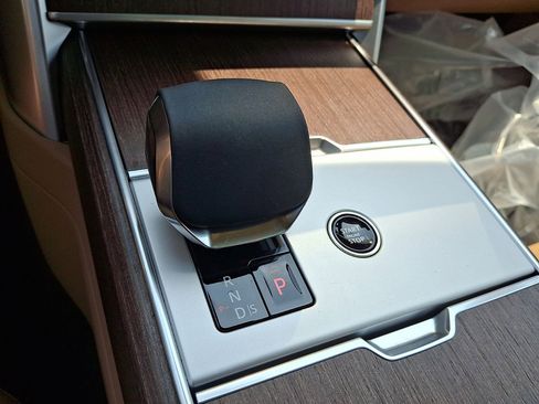 New 2025 Land Rover Range Rover SE image 24