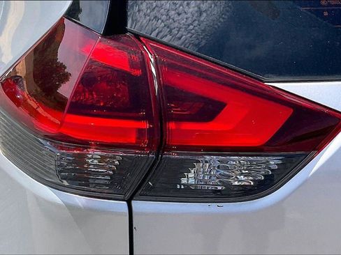 Used 2020 Nissan Rogue S FWD image 30