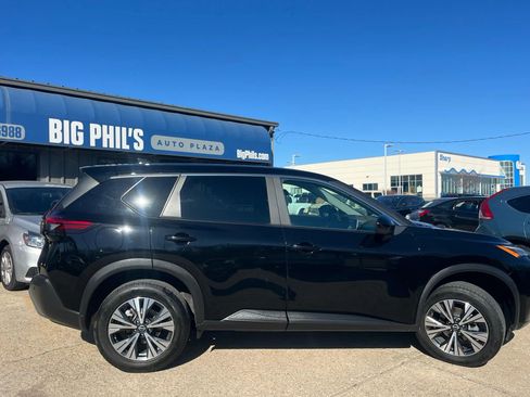 Used 2023 Nissan Rogue SV image 2