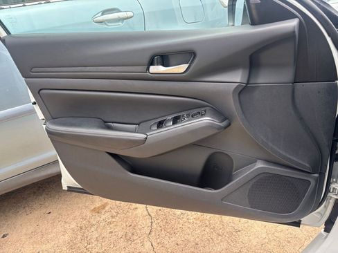 Used 2025 Nissan Altima 2.5 SV FWD image 18