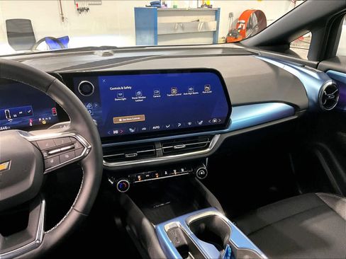 Used 2025 Chevrolet Equinox EV LT w/ Convenience Package image 18