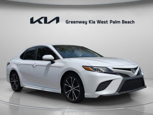 Used 2018 Toyota Camry SE image 1