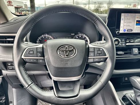Used 2024 Toyota Highlander LE image 23