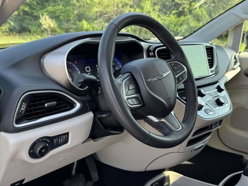 Used 2024 Chrysler Pacifica Touring-L FWD image 2