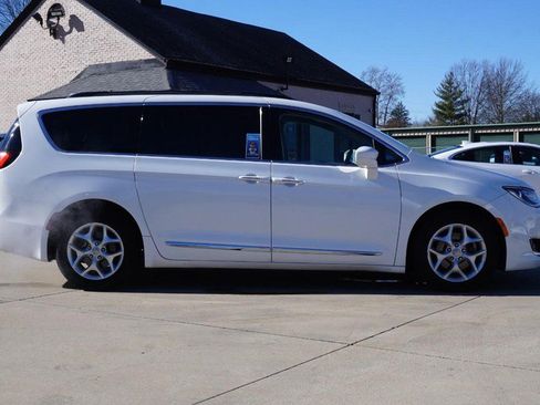 Used 2017 Chrysler Pacifica Touring-L w/ Tire & Wheel Group image 2