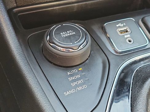 Used 2020 Jeep Cherokee Limited AWD/4WD image 32