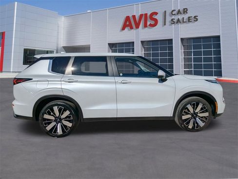 Used 2025 Mitsubishi Outlander SE image 5