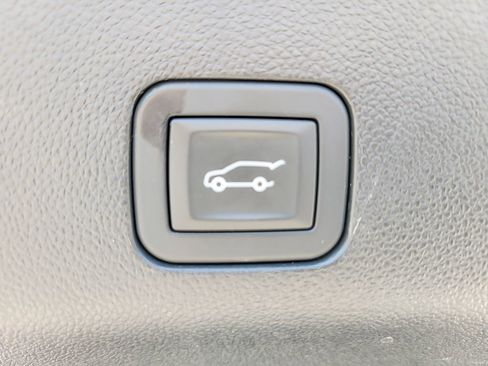 Used 2025 GMC Yukon XL Denali image 24