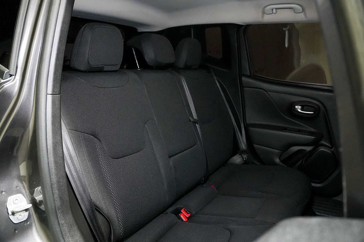 Used 2020 Jeep Renegade Altitude FWD image 17