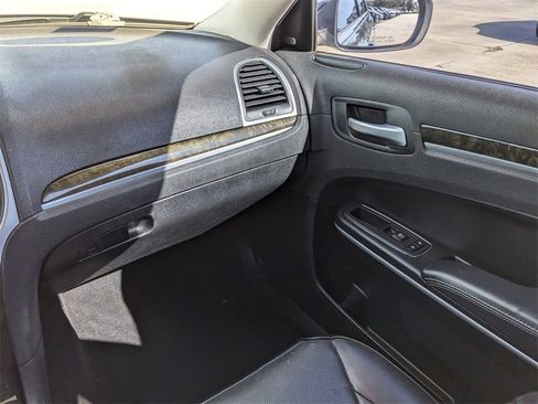 Used 2019 Chrysler 300 Limited image 18