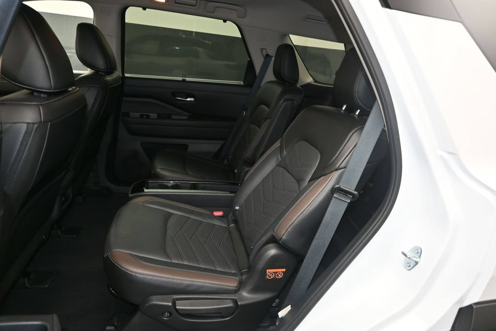 Used 2025 Nissan Pathfinder Platinum FWD image 17
