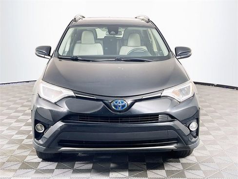 Used 2018 Toyota RAV4 LE image 3