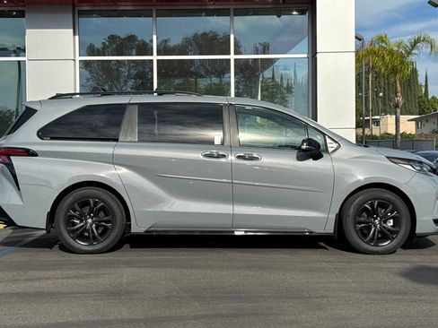 Certified 2025 Toyota Sienna XSE image 4