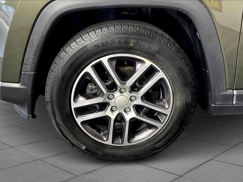 Used 2018 Jeep Compass Latitude w/ Popular Equipment Group FWD image 11