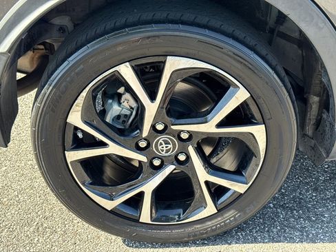Used 2019 Toyota C-HR XLE FWD image 17