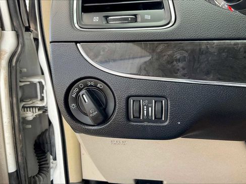 Used 2014 Chrysler Town & Country Touring image 30