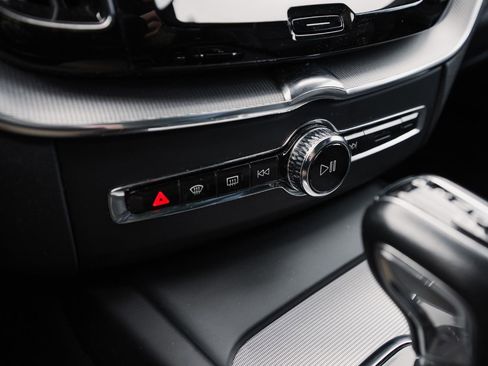 Used 2020 Volvo XC60 T6 R-Design image 34