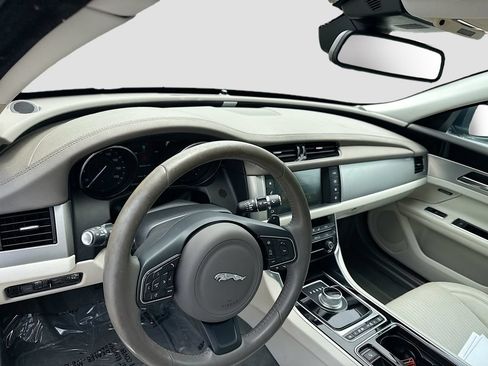 Used 2016 Jaguar XF Prestige RWD image 10