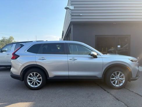 Used 2025 Honda CR-V EX image 2