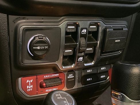 Used 2023 Jeep Gladiator Mojave w/ Cold Weather Group image 24