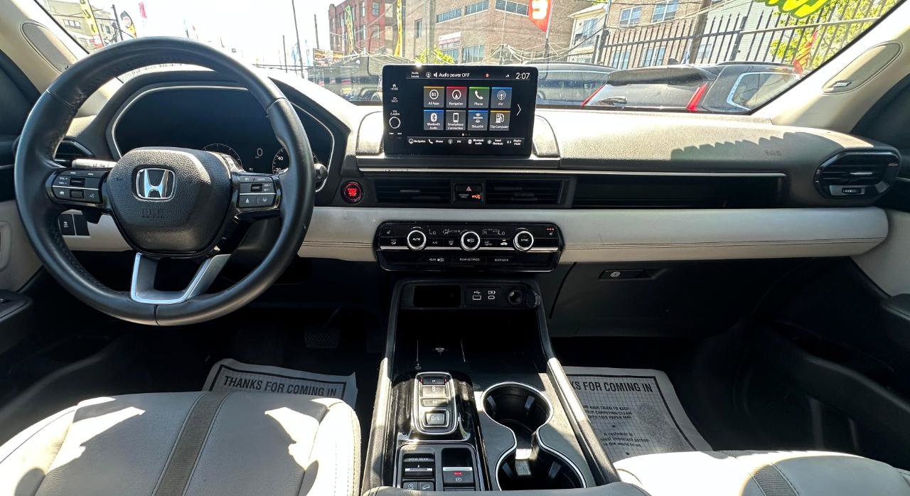 Used 2025 Honda Pilot Touring image 11